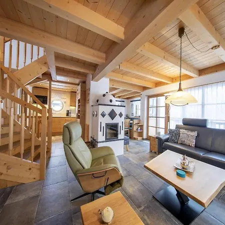 Sunlit Alpine Feriehus *