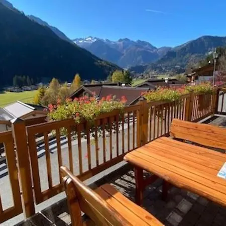 Sunlit Alpine Feriehus *